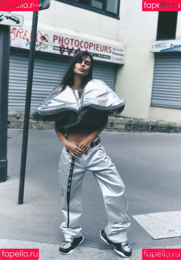 Emily Ratajkowski / emrata Onlyfans Photo Gallery 
