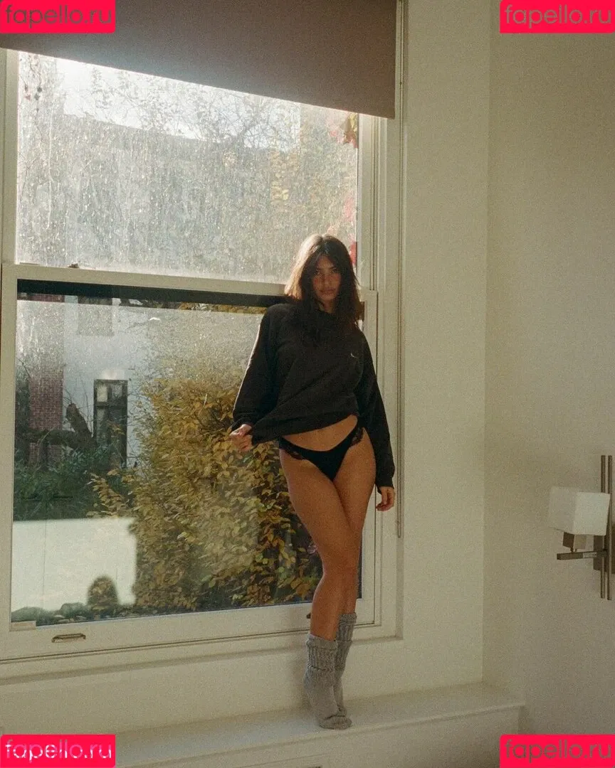 Emily Ratajkowski / emrata Onlyfans Photo Gallery 