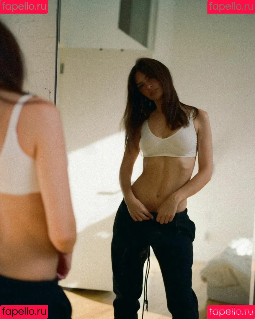 Emily Ratajkowski / emrata Onlyfans Photo Gallery 