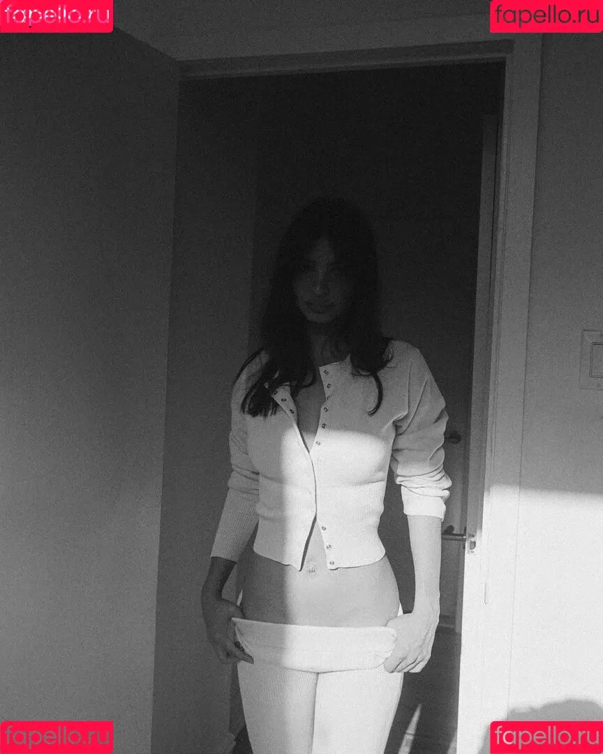 Emily Ratajkowski / emrata Onlyfans Photo Gallery 