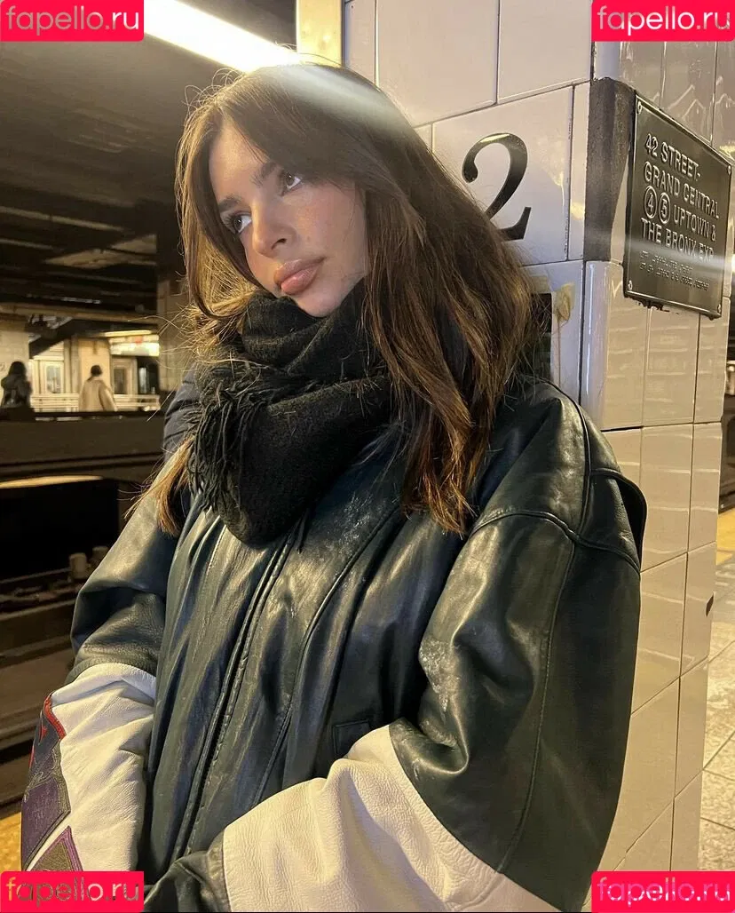 Emily Ratajkowski / emrata Onlyfans Photo Gallery 