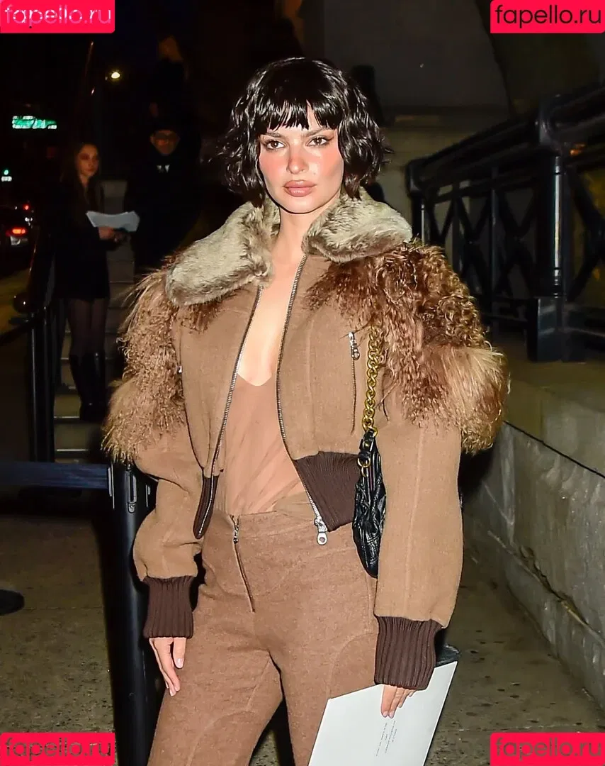 Emily Ratajkowski / emrata Onlyfans Photo Gallery 