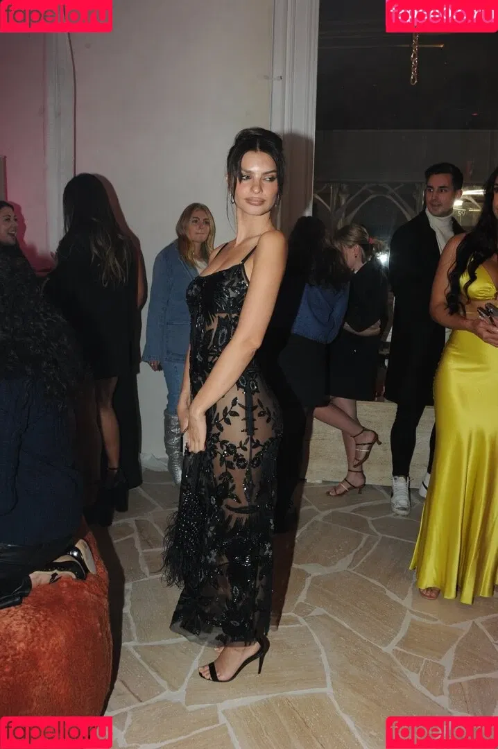 Emily Ratajkowski / emrata Onlyfans Photo Gallery 