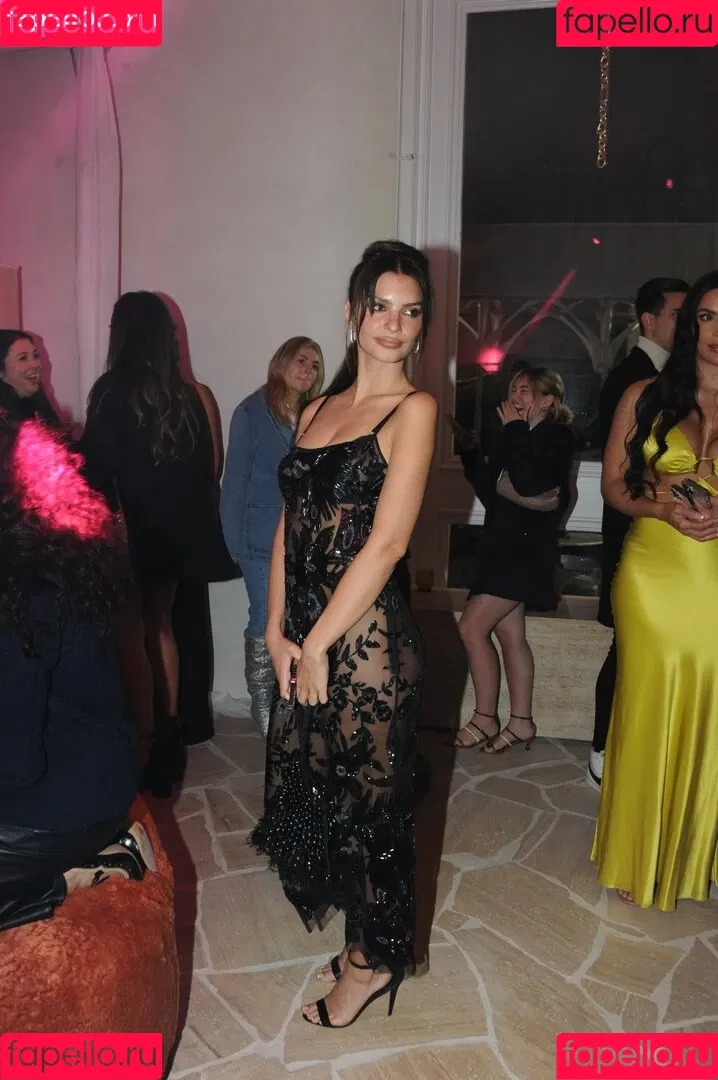 Emily Ratajkowski / emrata Onlyfans Photo Gallery 