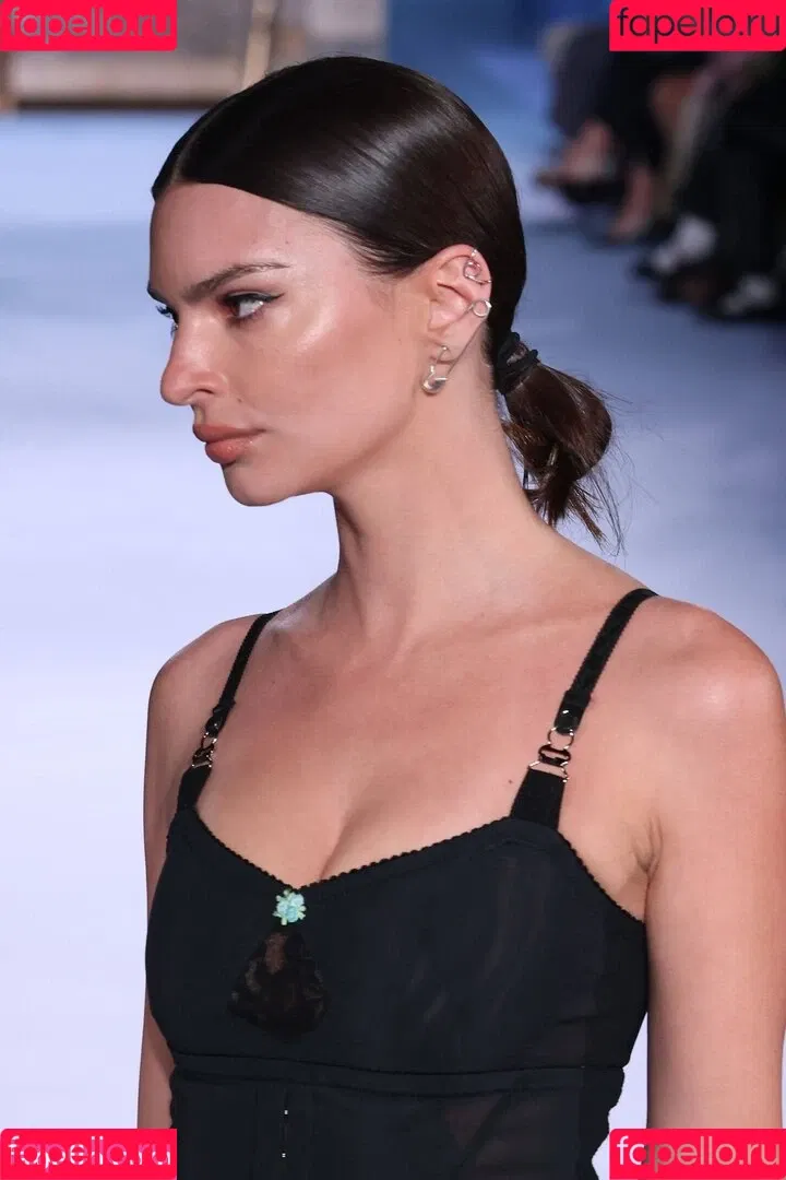 Emily Ratajkowski / emrata Onlyfans Photo Gallery 