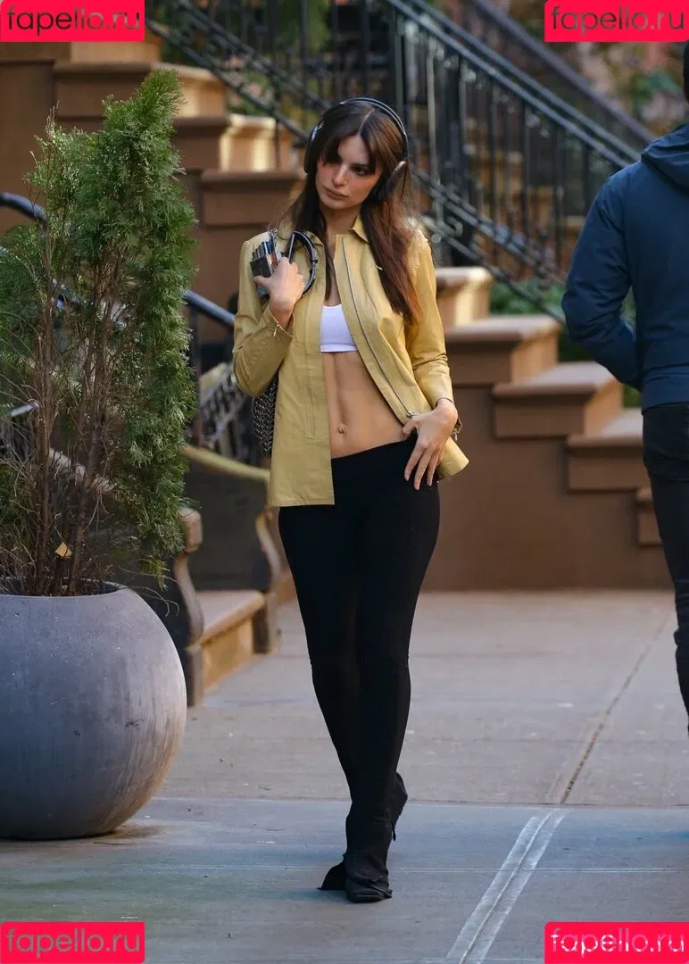 Emily Ratajkowski / emrata Onlyfans Photo Gallery 