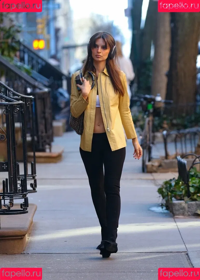 Emily Ratajkowski / emrata Onlyfans Photo Gallery 