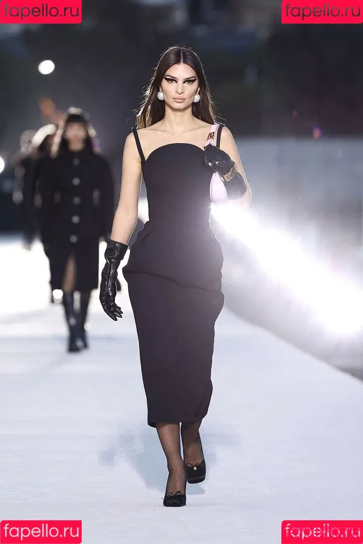 Emily Ratajkowski / emrata Onlyfans Photo Gallery 