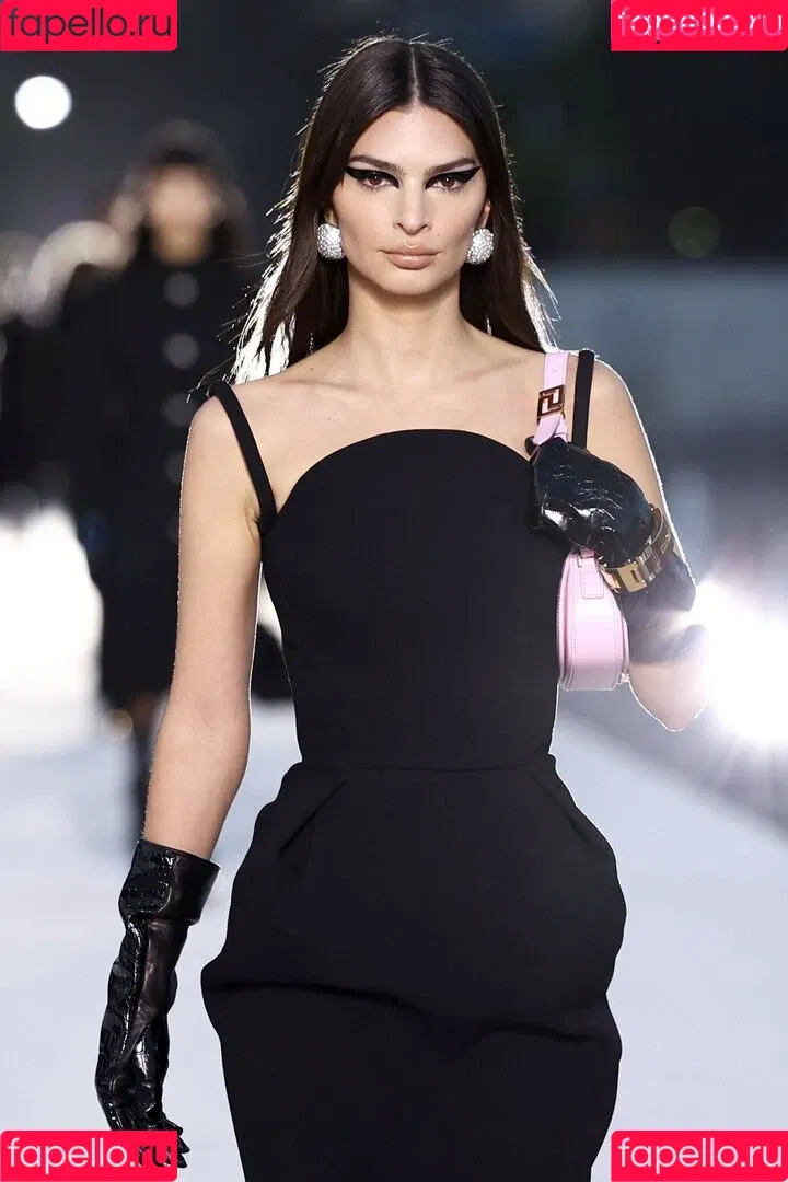 Emily Ratajkowski / emrata Onlyfans Photo Gallery 