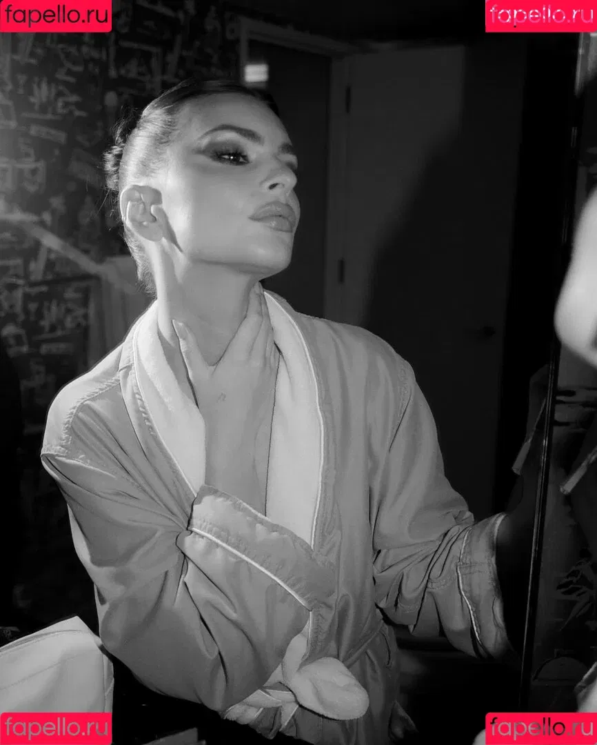 Emily Ratajkowski / emrata Onlyfans Photo Gallery 