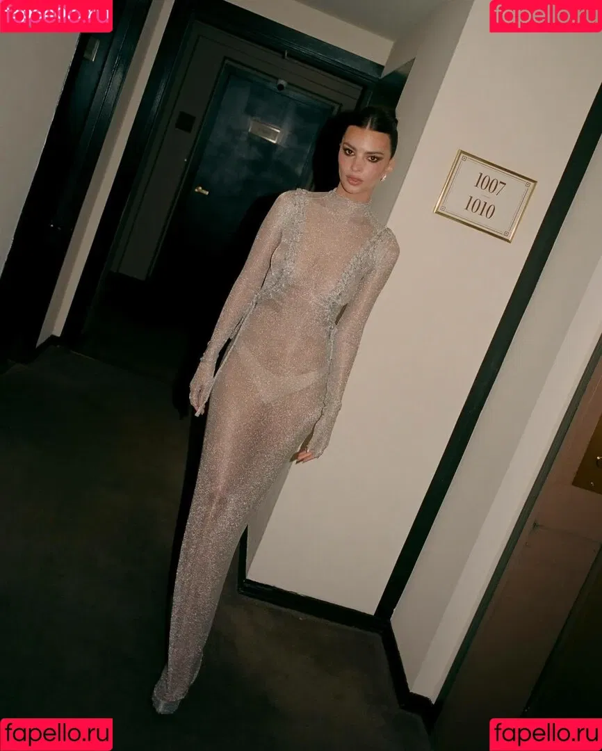Emily Ratajkowski / emrata Onlyfans Photo Gallery 