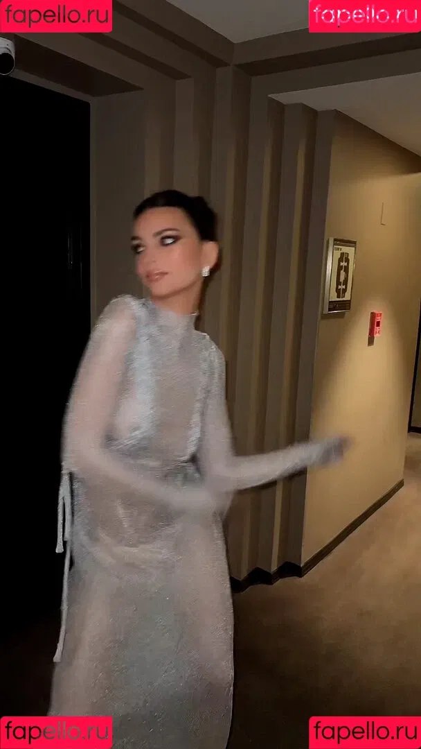 Emily Ratajkowski / emrata Onlyfans Photo Gallery 