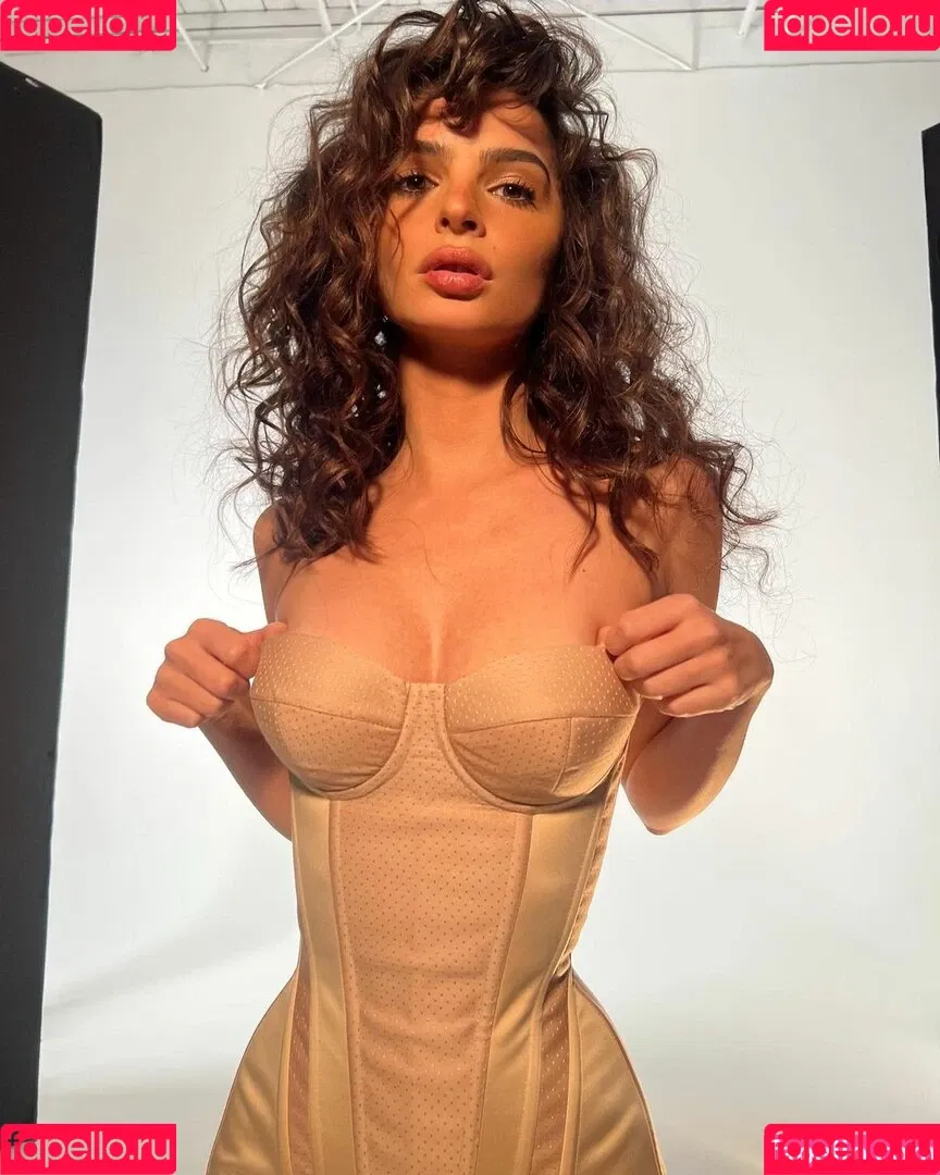 Emily Ratajkowski / emrata Onlyfans Photo Gallery 