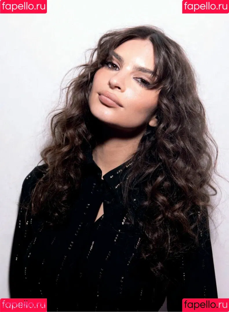 Emily Ratajkowski / emrata Onlyfans Photo Gallery 