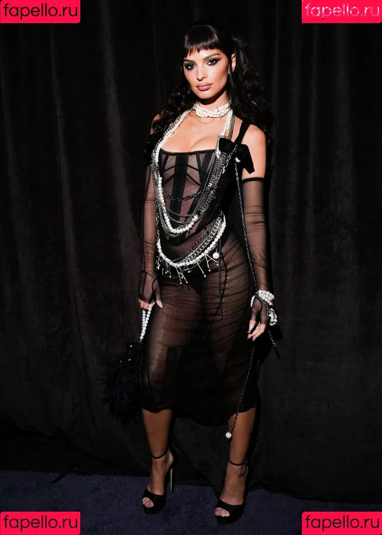 Emily Ratajkowski / emrata Onlyfans Photo Gallery 