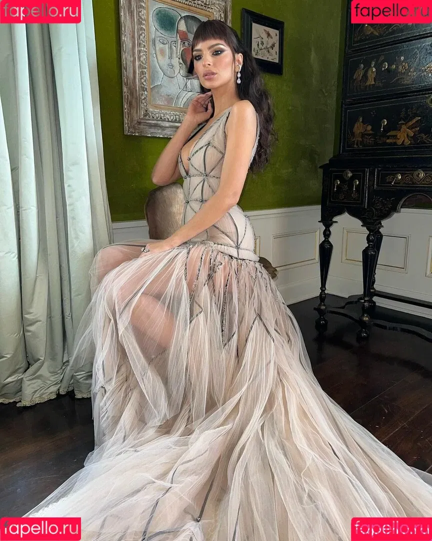Emily Ratajkowski / emrata Onlyfans Photo Gallery 