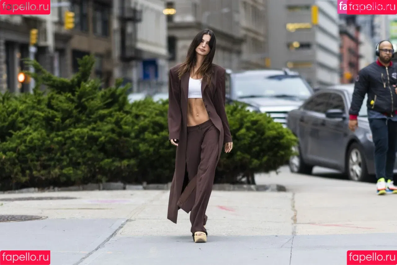 Emily Ratajkowski / emrata Onlyfans Photo Gallery 