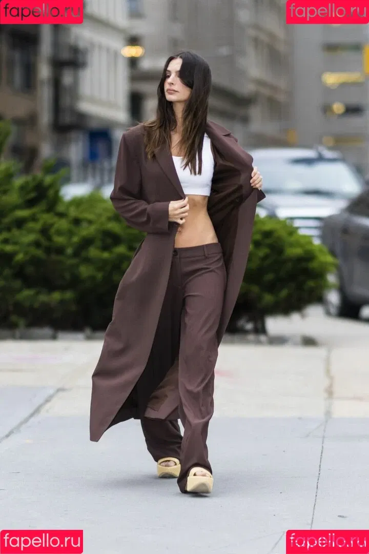 Emily Ratajkowski / emrata Onlyfans Photo Gallery 