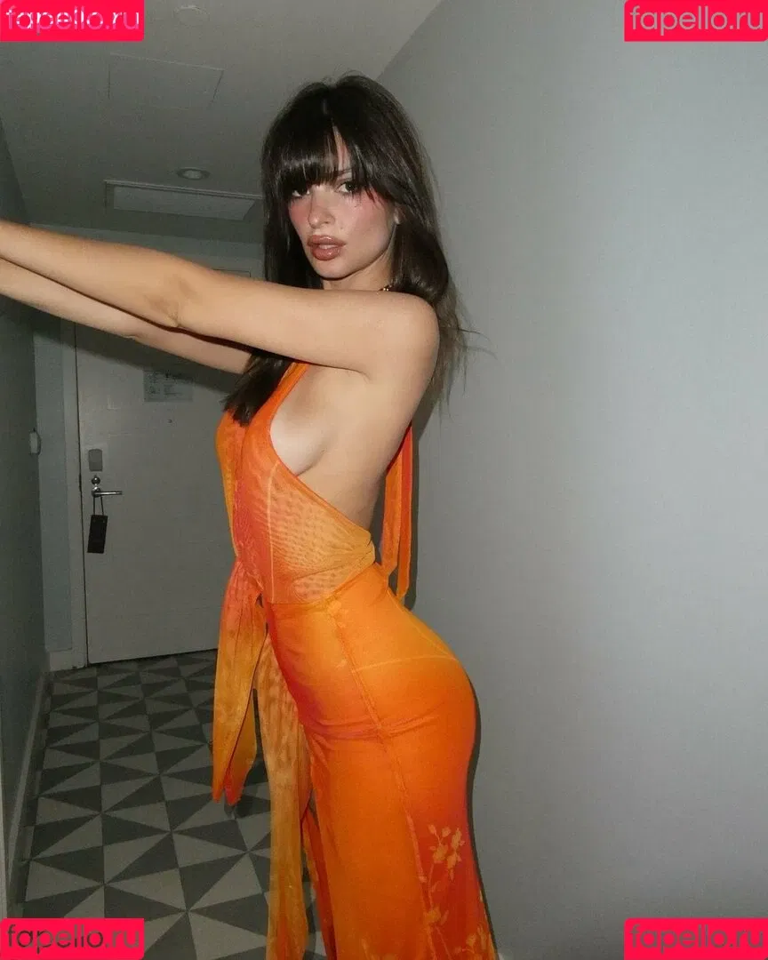 Emily Ratajkowski / emrata Onlyfans Photo Gallery 