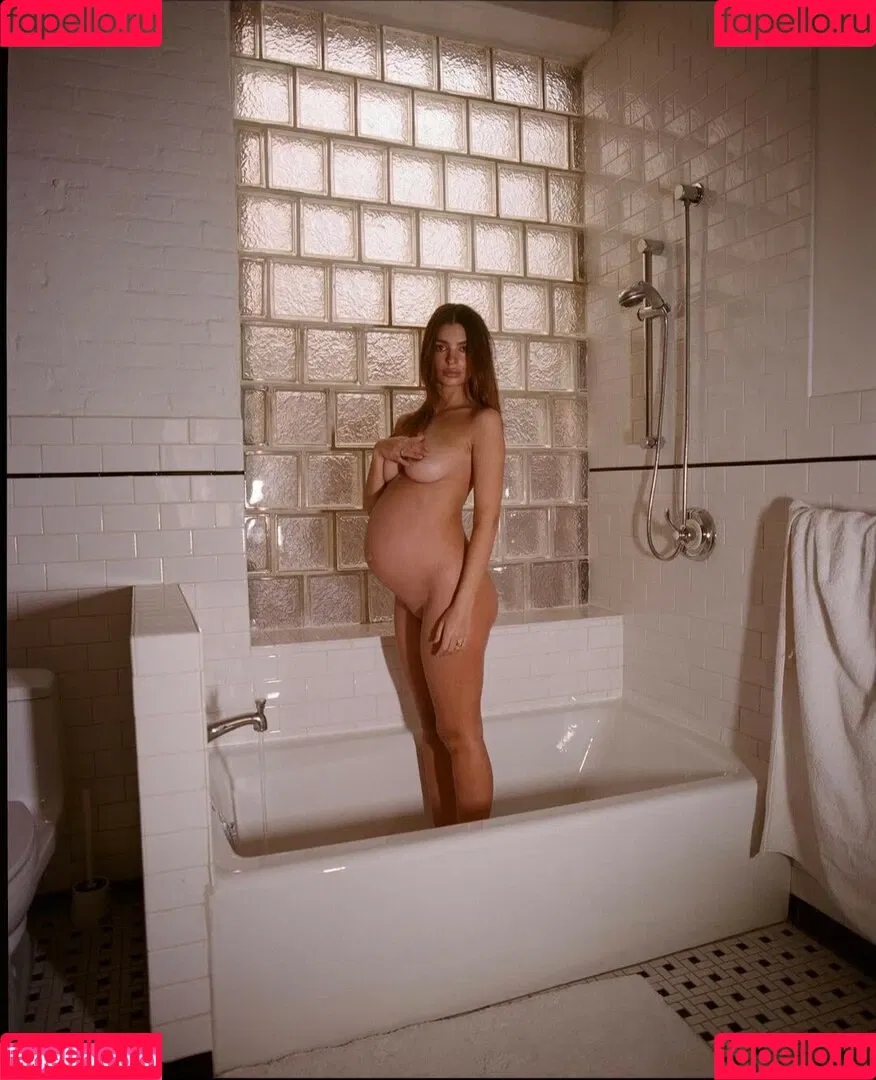 Emily Ratajkowski / emrata Onlyfans Photo Gallery 