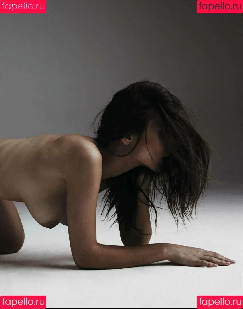 Emily Ratajkowski / emrata Onlyfans Photo Gallery 