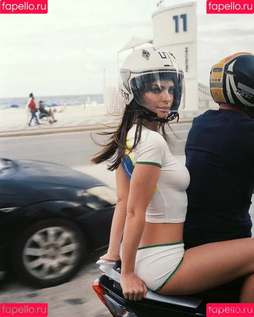 Emily Ratajkowski / emrata Onlyfans Photo Gallery 
