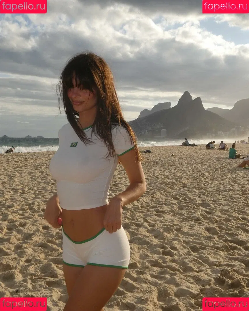 Emily Ratajkowski / emrata Onlyfans Photo Gallery 