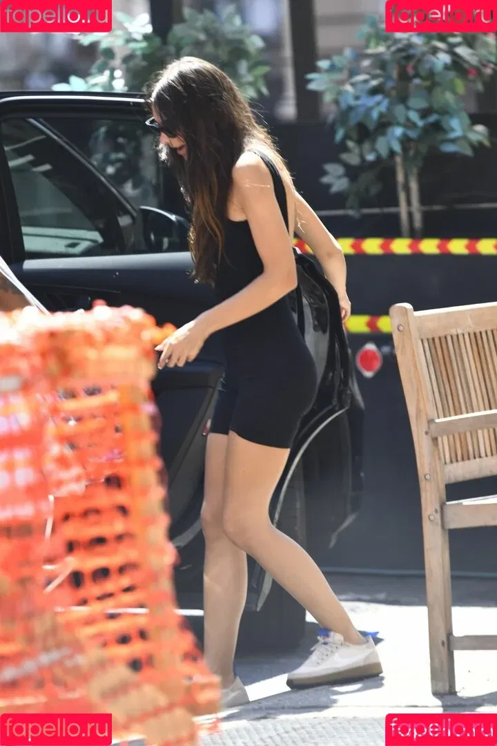 Emily Ratajkowski / emrata Onlyfans Photo Gallery 