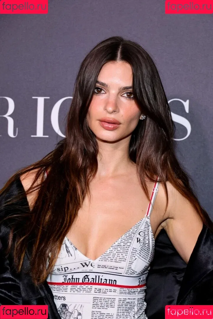 Emily Ratajkowski / emrata Onlyfans Photo Gallery 