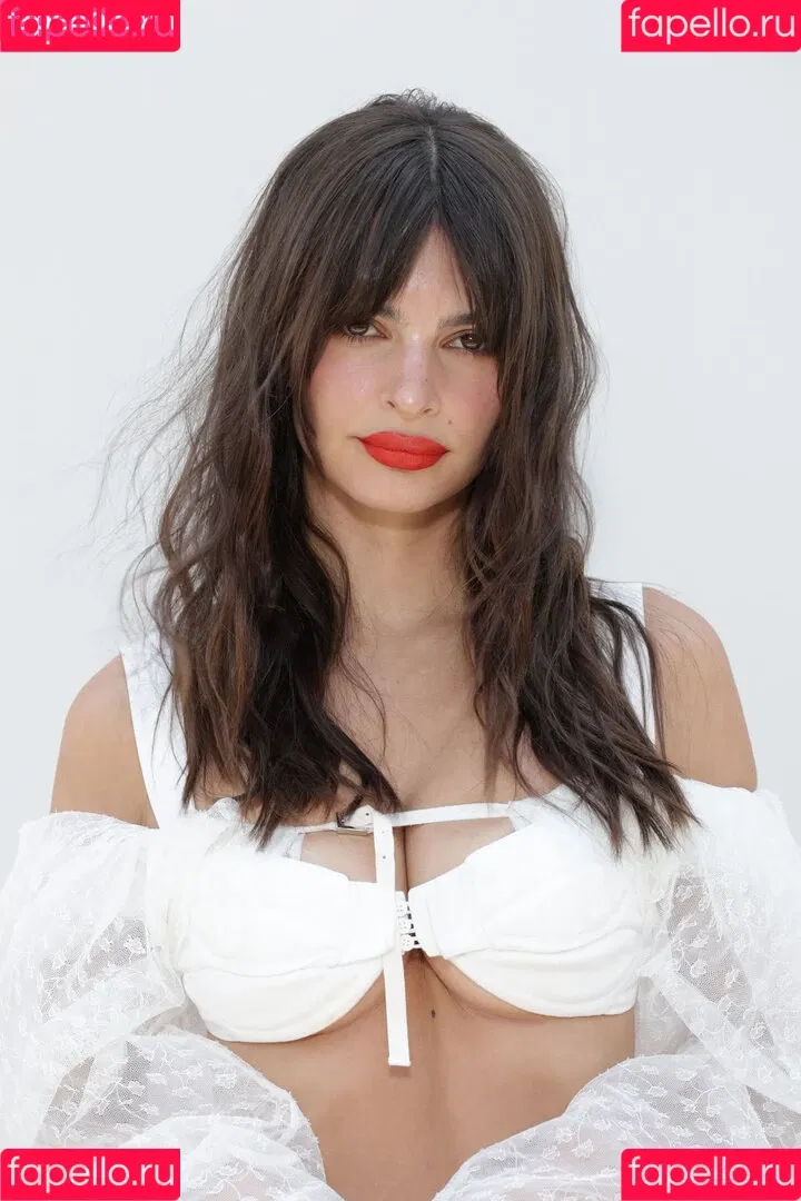 Emily Ratajkowski / emrata Onlyfans Photo Gallery 