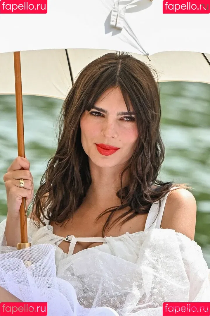 Emily Ratajkowski / emrata Onlyfans Photo Gallery 