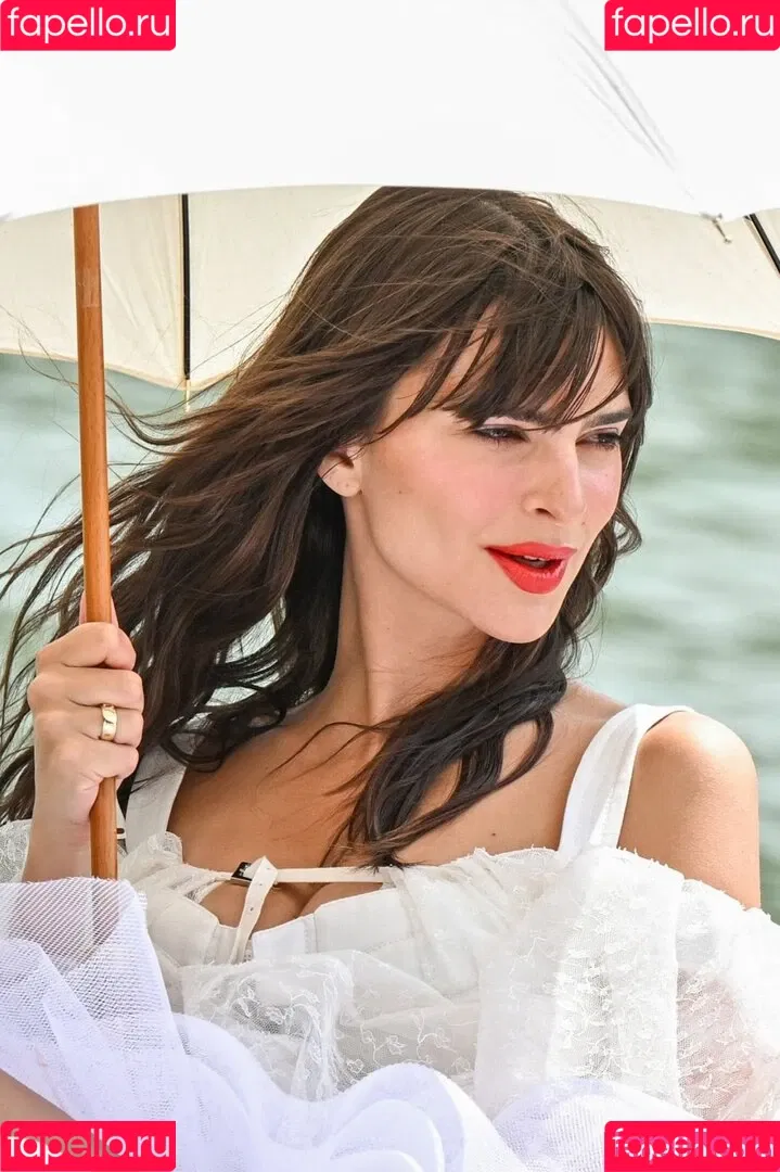 Emily Ratajkowski / emrata Onlyfans Photo Gallery 