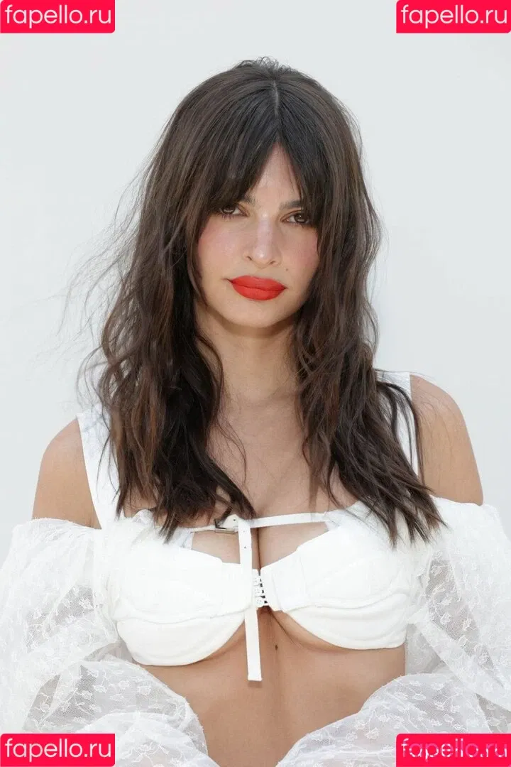 Emily Ratajkowski / emrata Onlyfans Photo Gallery 