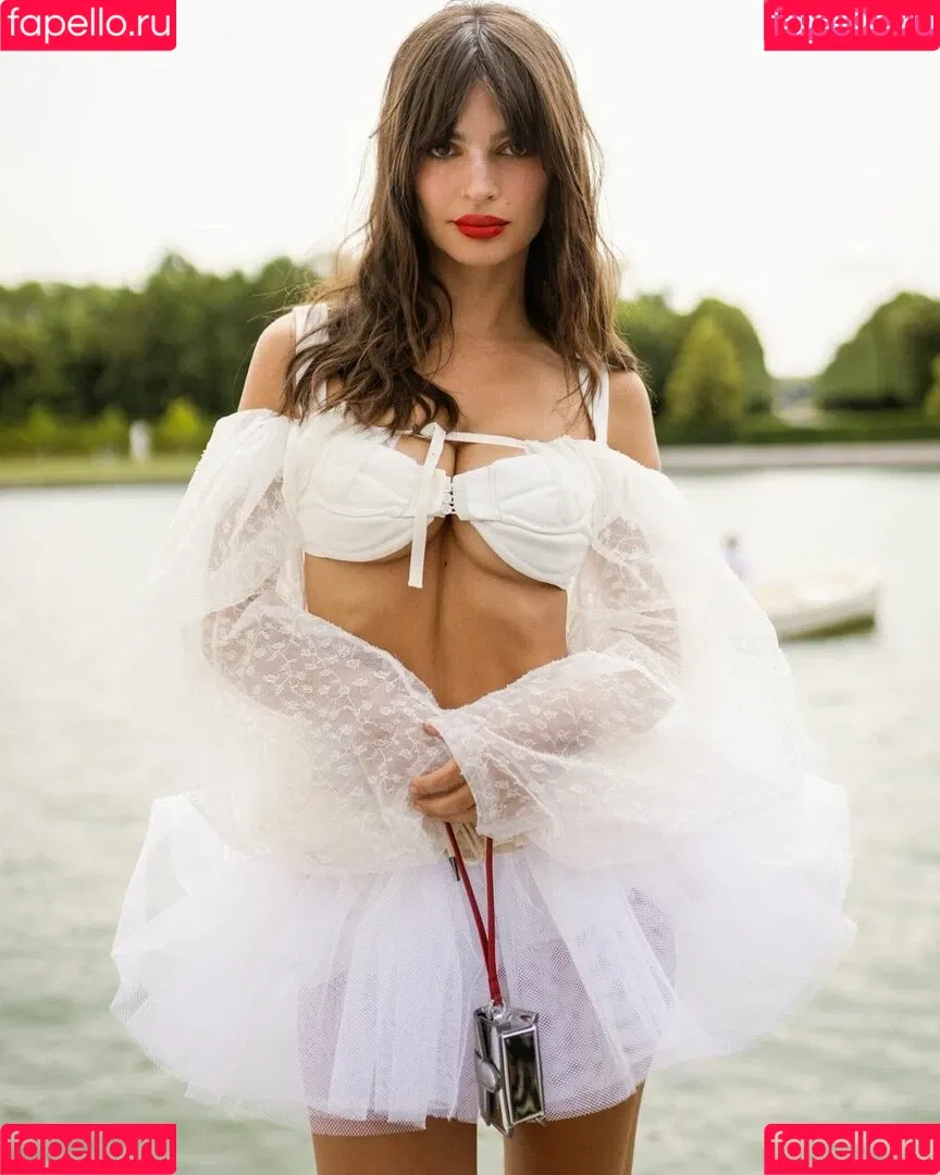 Emily Ratajkowski / emrata Onlyfans Photo Gallery 
