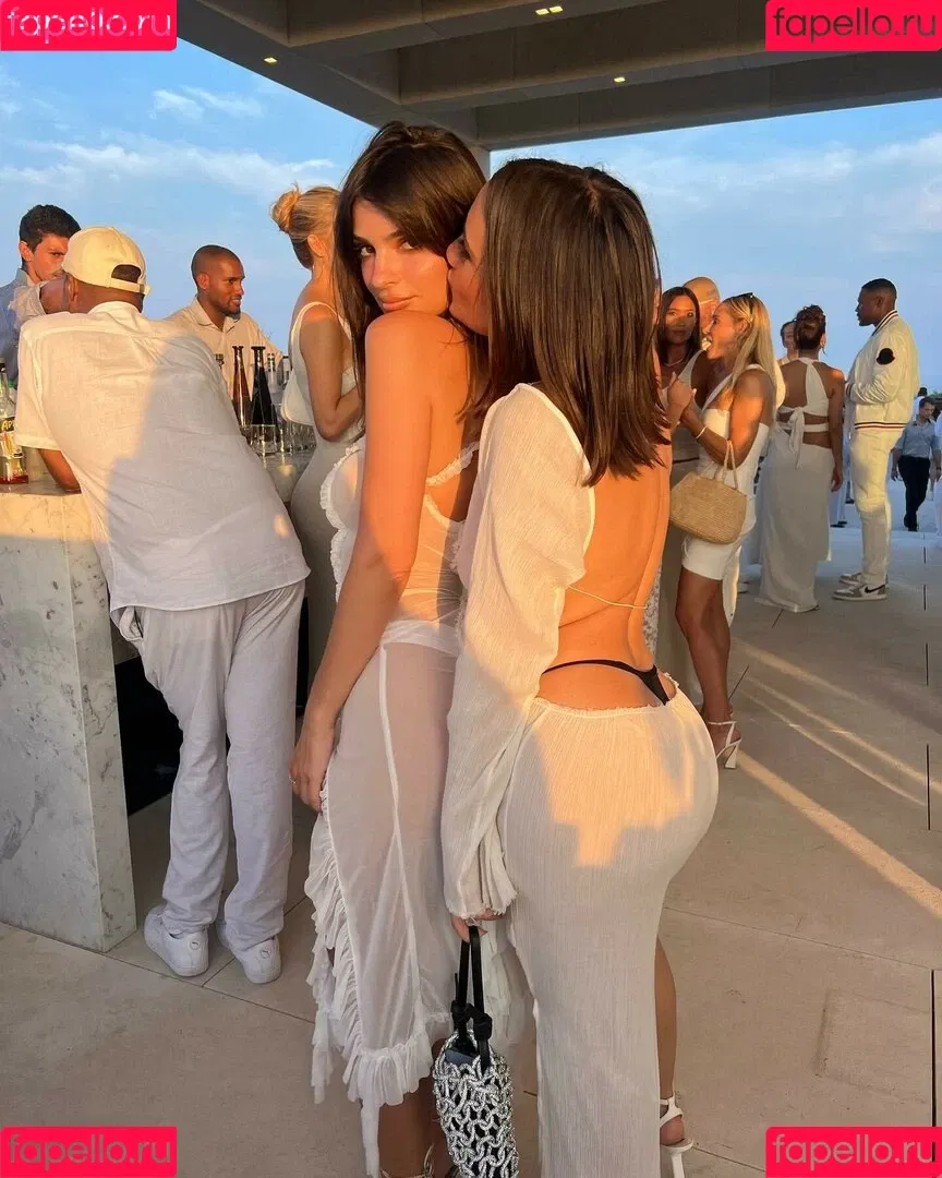 Emily Ratajkowski / emrata Onlyfans Photo Gallery 