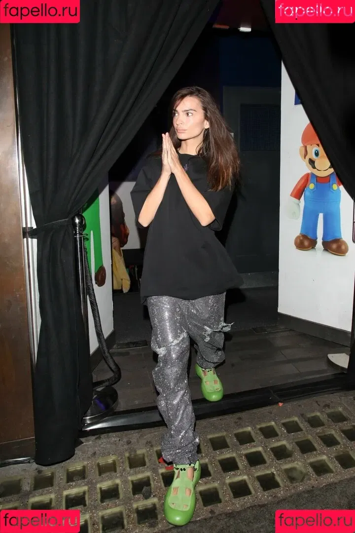 Emily Ratajkowski / emrata Onlyfans Photo Gallery 