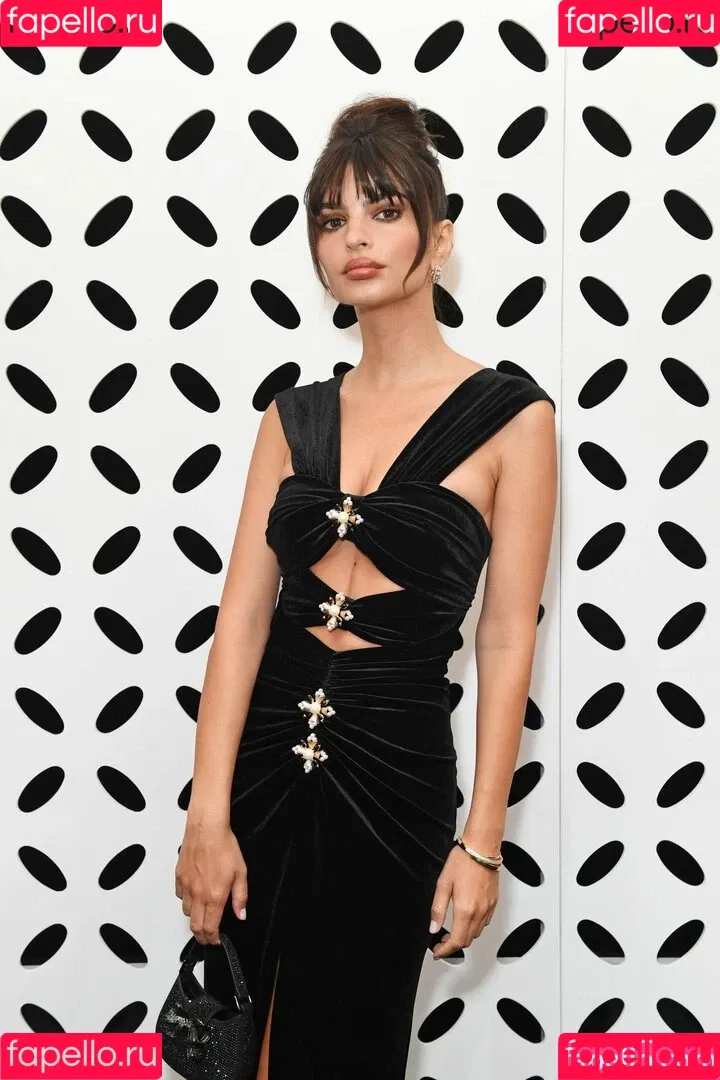 Emily Ratajkowski / emrata Onlyfans Photo Gallery 