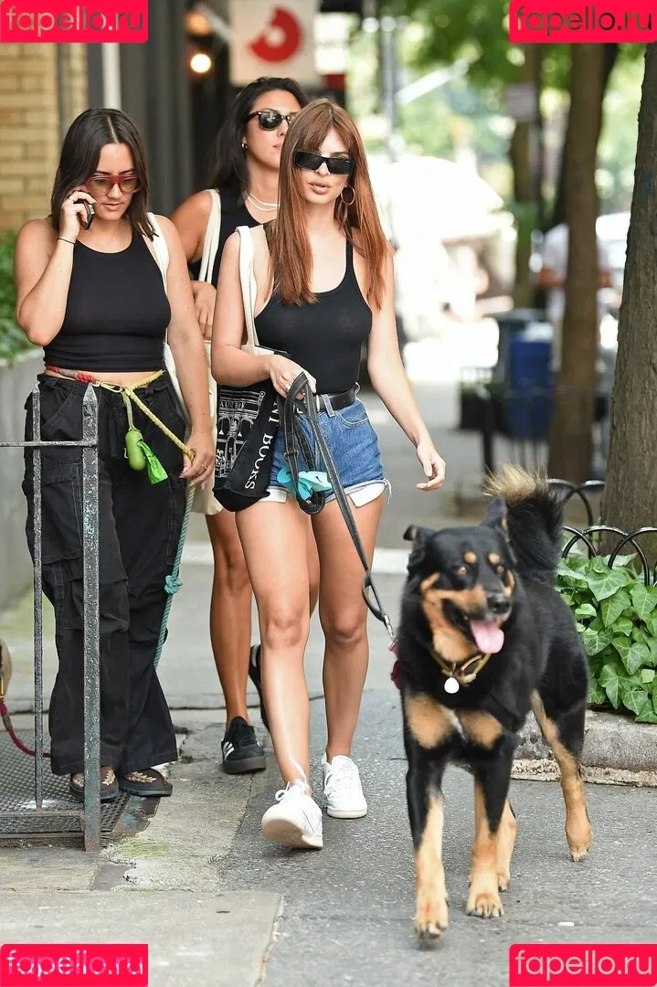 Emily Ratajkowski / emrata Onlyfans Photo Gallery 