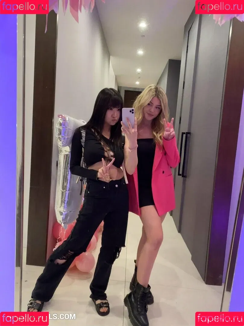 AriaSaki / annoyingaria Onlyfans Photo Gallery 