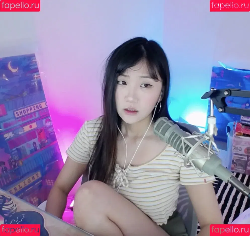 AriaSaki / annoyingaria Onlyfans Photo Gallery 