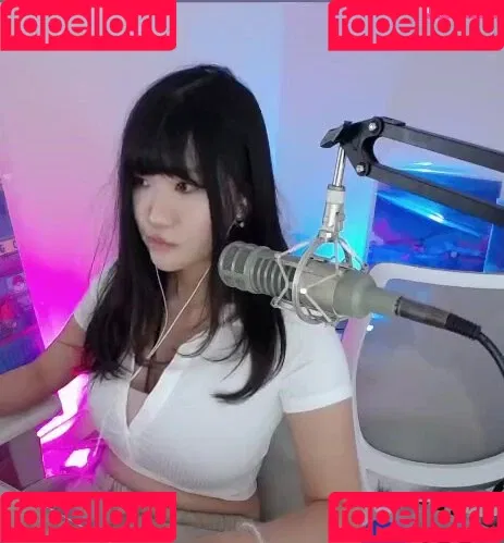 AriaSaki / annoyingaria Onlyfans Photo Gallery 