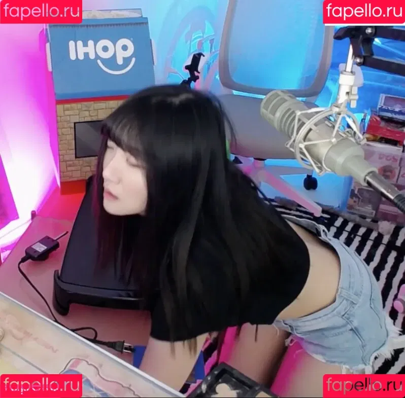 AriaSaki / annoyingaria Onlyfans Photo Gallery 