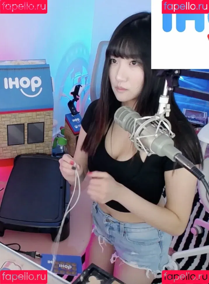AriaSaki / annoyingaria Onlyfans Photo Gallery 