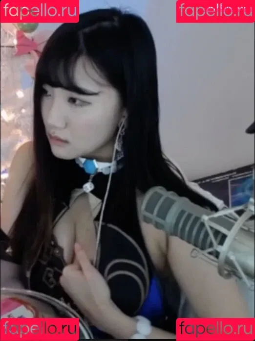 AriaSaki / annoyingaria Onlyfans Photo Gallery 