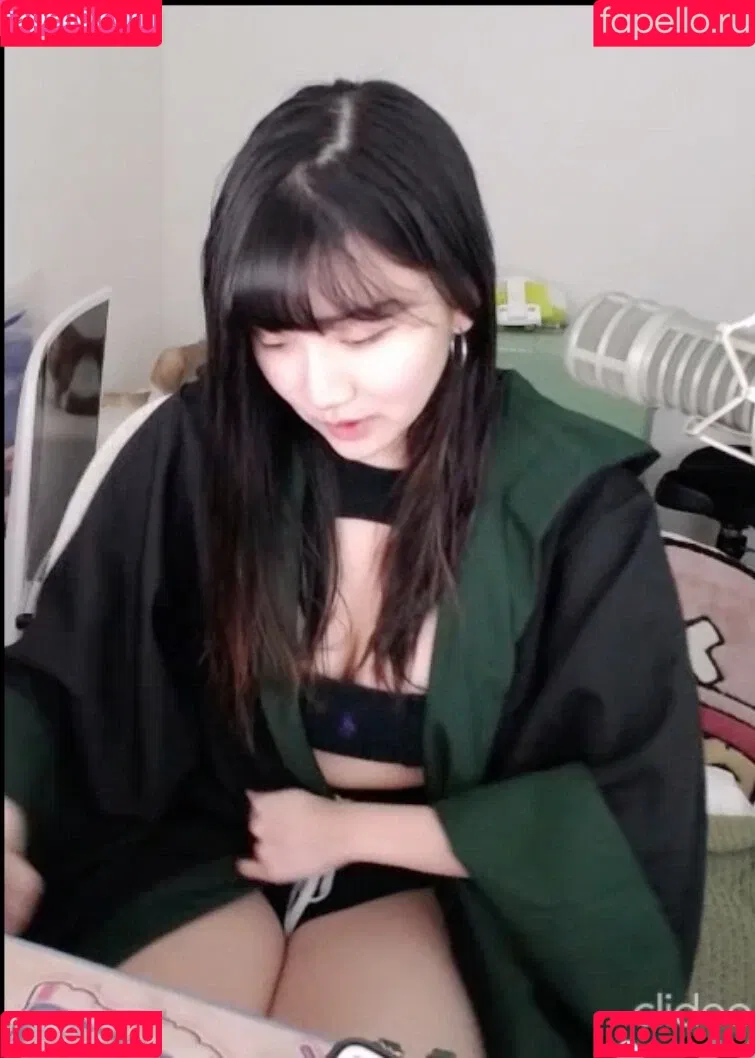 AriaSaki / annoyingaria Onlyfans Photo Gallery 
