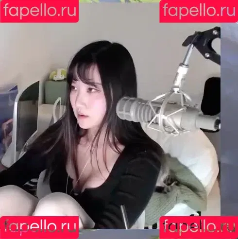 AriaSaki / annoyingaria Onlyfans Photo Gallery 