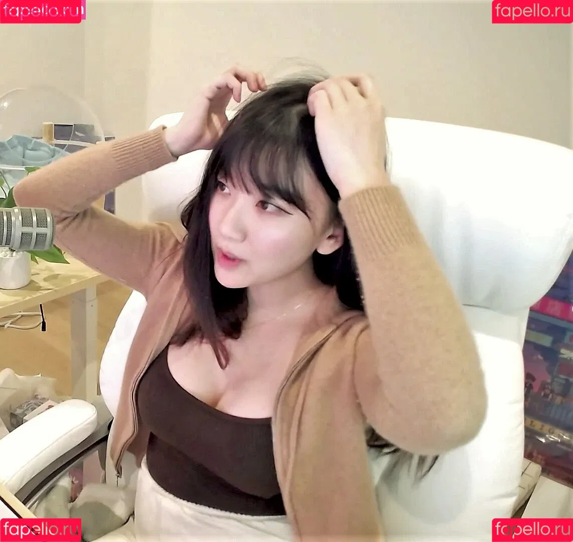 AriaSaki / annoyingaria Onlyfans Photo Gallery 