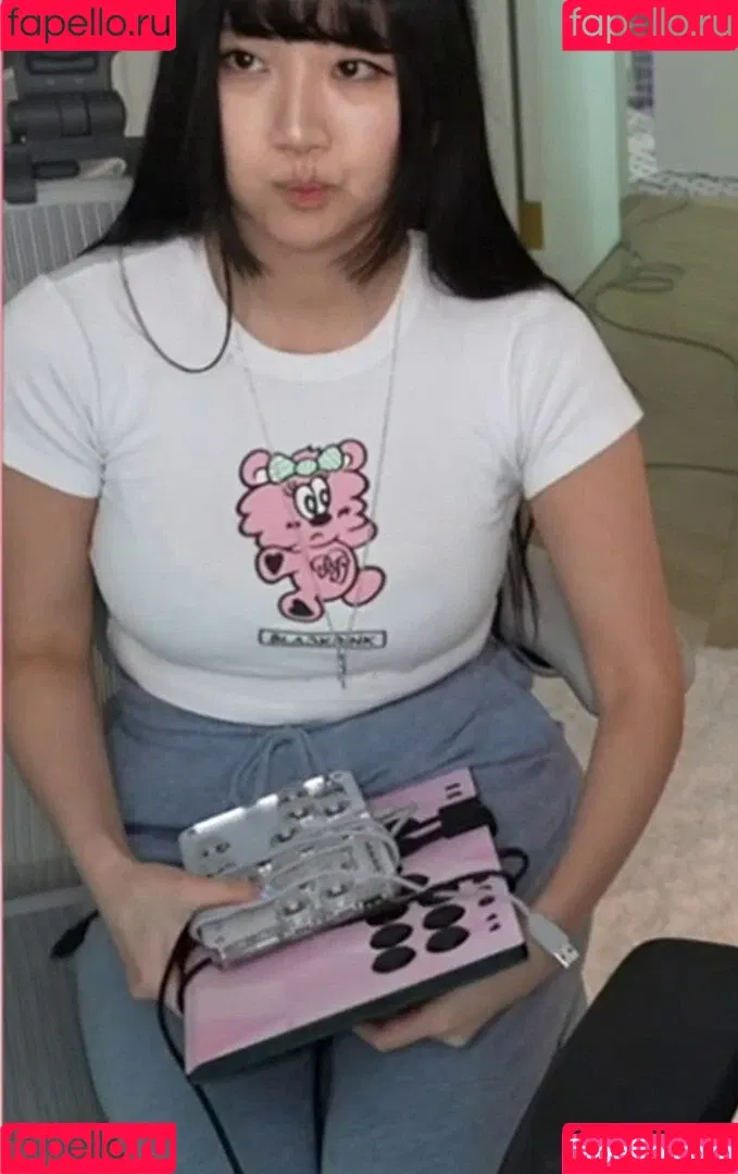 AriaSaki / annoyingaria Onlyfans Photo Gallery 