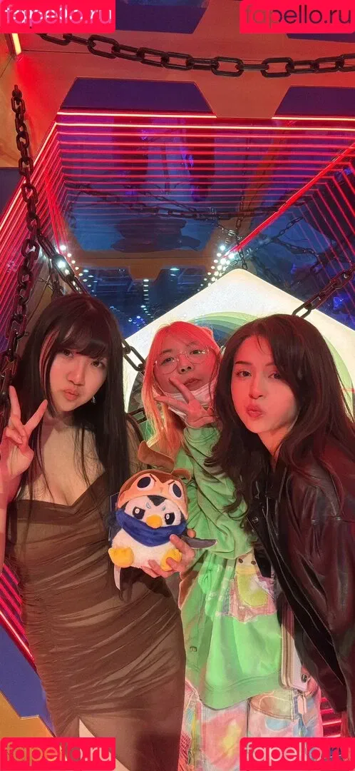 AriaSaki / annoyingaria Onlyfans Photo Gallery 
