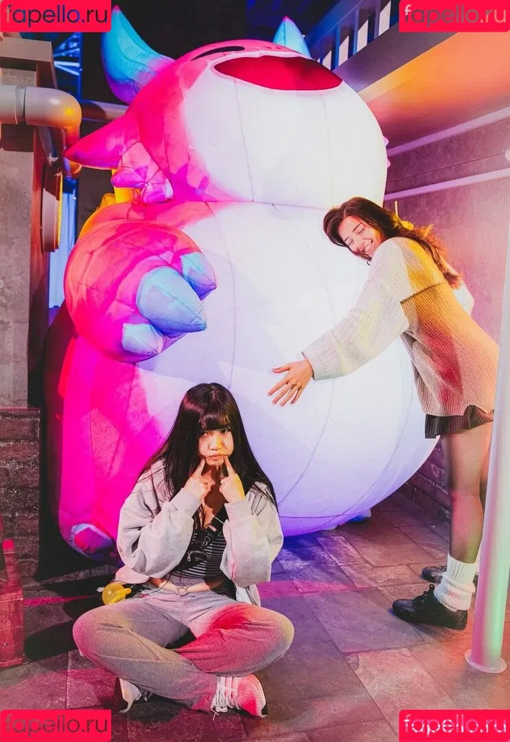AriaSaki / annoyingaria Onlyfans Photo Gallery 